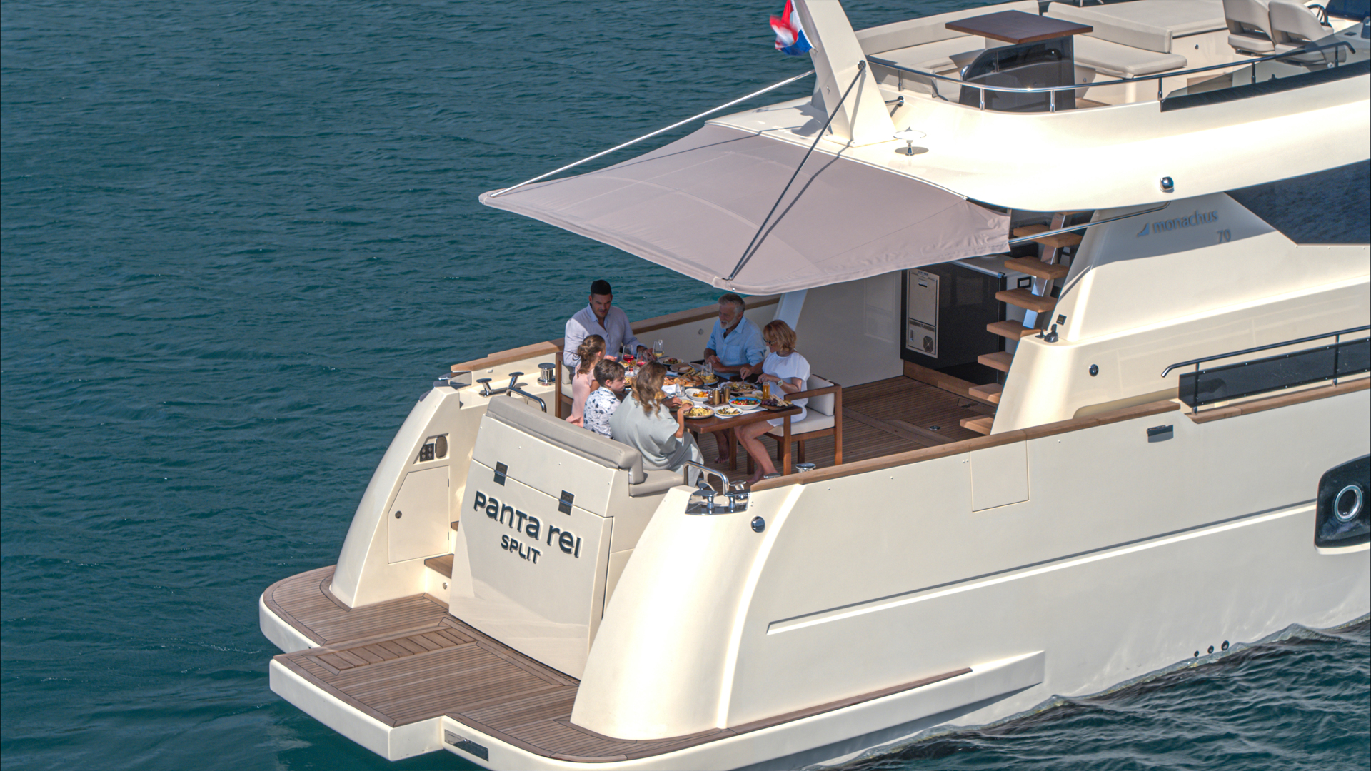 M70 Fly Motor Yacht-Table