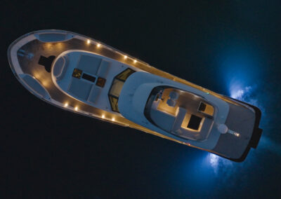 motor-yacht-m70fly-night
