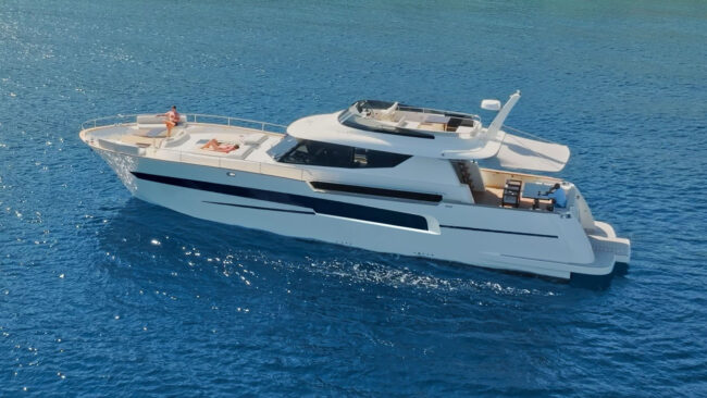 Yacht nuovo vs. yacht usato: qual è la scelta migliore? Yacht bianco moderno in navigazione su mare blu aperto